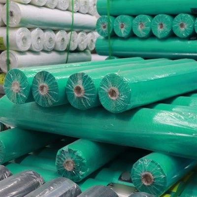 Rollo grande de tela verde para control de malezas